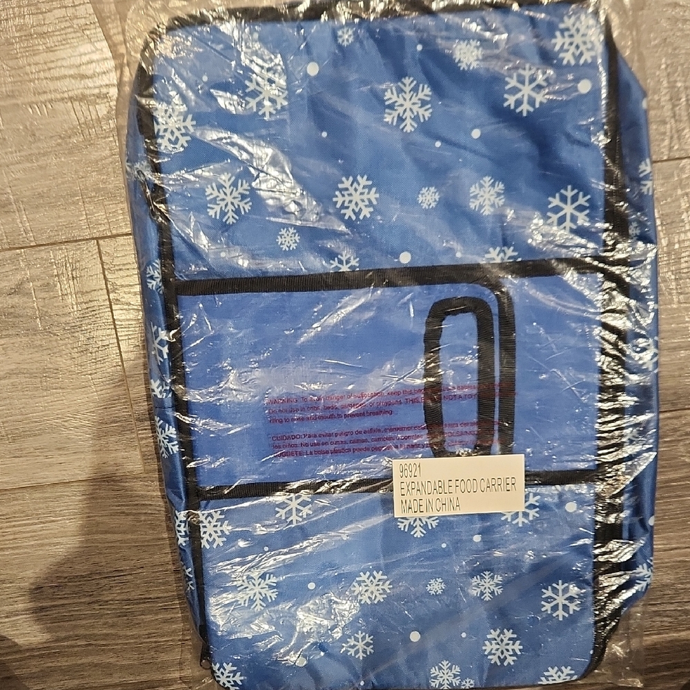NWT Blue w/white Snowflakes Expandable Food Carrier